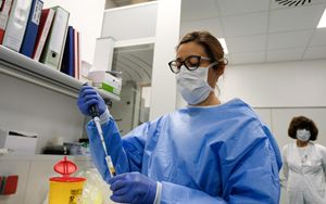 Coronavirus, casi in Italia rallentano: 347 nuovi positivi ma ci sono 13 morti